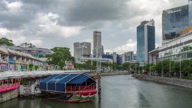 Clarke Quay limanına renkli evleri ve gökdelenleri olan turist tekneleri yanaşıyor. Clarke Quay, Singapur 'un Singapur Nehri Planlama Bölgesi' nde bulunan tarihi nehir kenarı rıhtımıdır..