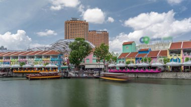 Clarke Quay Limanı 'na yanaşan turist tekneleri renkli evlerle hızlandırılmış zaman atlamaları yaşıyor. Clarke Rıhtımı Singapur 'da Singapur Nehri Planlama Bölgesi içinde tarihi bir nehir kenarı rıhtımıdır..