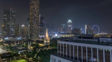 Singapur gökdeleninde St. Andrew 's Katedrali' nin havadan gece zaman çizelgesi var. Singapur 'un en büyük katedrali olan Anglikan katedrali. Arkaplanda gökdelenler