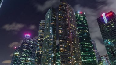 Modern iş gökdelenlerinin bakış açısına bakıyorum. Camlar ve gökyüzü manzarası. Central City 'deki ticari binalar. Singapur 'da parlayan pencereli kuleler
