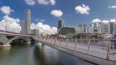 Esplanade Köprüsü yakınlarındaki Esplanade Köprüsü 'nün arkasındaki Esplanade Tiyatrosu' nda trafik saatleri aşırı hızlandı. Singapur gökdelenleri arka planda gökdelenler
