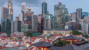 Buddha Diş Kalıntısı Tapınağı Singapur Çin Mahallesi 'nde gece gündüz canlanıyor. Arka planda şehrin silüeti var. Tapınak gökdelenler ve kulelerle aydınlık