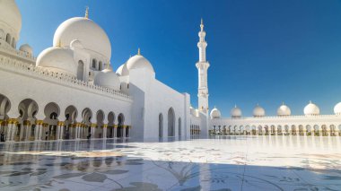 Birleşik Arap Emirlikleri 'nin başkenti Abu Dabi' deki Şeyh Zayed Büyük Camii zaman atlaması. İç avluda. Güneşli bir günde mavi gökyüzü