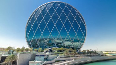 Dairesel gökdelen Aldar Karargahı. Abu Dabi, BAE 'de zaman atlaması var. Köprüden görüntü. Ortadoğu 'da türünün ilk dairesel yapısıdır..