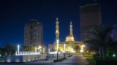 Geceleri Sharjah 'taki Al Noor Camii' nde çeşme panoramik zaman ayarlı. Birleşik Arap Emirlikleri