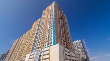 Ajman zaman ayarlı hiperhızlandırılmış modern yeni kuleler. Ajman 'ın şehri. Ajman, Birleşik Arap Emirlikleri 'nde Ajman Emirliğinin başkentidir.