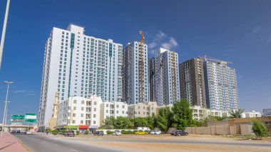 Ajman zaman tünelinde modern yeni kuleler inşa ediliyor. Ajman 'ın yerleşim yeri ve ofis gökdelenleri olan şehir manzarası. Birleşik Arap Emirlikleri.