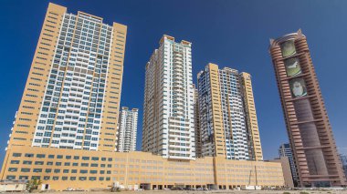 Ajman zaman ayarlı emirlik hiperhızlandırılmış modern yeni kuleler. Ajman 'ın yerleşim yeri ve ofis gökdelenleri olan şehir manzarası. Birleşik Arap Emirlikleri.
