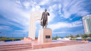 Aktau, Kazakistan 'daki Zhalau Mynbayev Timelapse Hiperlapse anıtı. Hazar Denizi ve Mavi Bulutlu Gökyüzü Sakin Bir Yaz Günü 'nde Saygıdeğer bir zemin oluşturdu