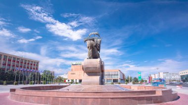 Astana Meydanı, Aktau, Kazakistan 'da yelkenli gemi heykeli zaman atlaması. Şehir Konseyi Arkaplan Olarak, Şehrin Kültürel Deniz Pelerini Açığa Çıkarılıyor