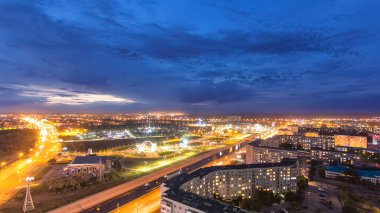 Park Aydınlanması: Aktobe City 'deki ilk başkanın adını taşıyan parkın Gündüz Gecesine Geçiş Zaman Çizelgesi. Batı Kazakistan 'da Havadan Üst Görünüm Büyüleyici Dönüşümü Gösteriyor