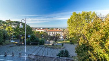 Albano Laziale Tren İstasyonu ve İtalya 'daki Park Timelapse Hiperlapse. Sabah Havası Görünümü, Yukarıdan Gelen Merdiven ve Huzur Gösterimi
