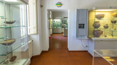 Museo Di Villa Ferrajoli Timelapse Hiperlapse, Albano Laziale, İtalya. İtalya 'nın zengin kültürel duvar halısını didik didik ederek Tarihi Müze' nin Bolluk Sergisi 'ni keşfedin.