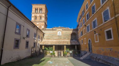 İtalya 'nın Albano Laziale kentindeki Rotonda Kilisesi' nden Aziz Maria 'nın hızlandırılmış zamanı. Girişle Önden Görünüm, İtalyan Kilise Mimarisinin Ebedi Güzelliğini Yakalamak