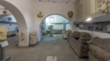 Albano Laziale, İtalya 'daki Museo Di Villa Ferrajoli' den Timelapse Hyperlapse. Çeşitli sergiler ve Zengin Anlatımlarla dolu Tarihi Müzenin İçini Keşfedin