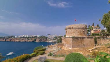 Hıdırlık Kulesi Antalya timelapse hyperlapse liman deniz Körfezi manzaralı kaş kasabasında eski bir şehirdir. Mavi bulutlu gökyüzü yaz gün