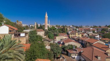 Antalya Old Town timelapse hyperlapse, Türkiye, Yivli Minare, saat kulesi ve Tekeli Mehmet Paşa Camii ile kırmızı kiremit çatılar. Yaz günü, mavi gökyüzü