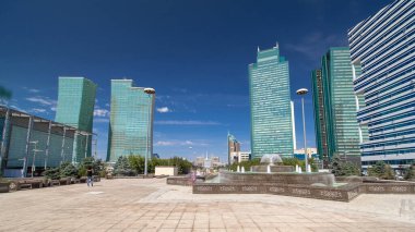 Nur-Sultan 'daki Water-Green Bulvarı' ndaki Çeşme, Kazakistan 'ın Nurzhol Bulvarı, Astana' nın yeni iş ve idari merkezinde bir yaya alanı. Çevrede yeşil gökdelenler