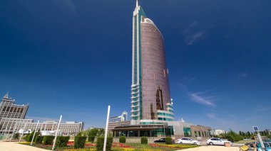 Nurzhol Bulvarı Nur-Sultan 'da zaman kavşağı aşırı hızlandı. Modern ofis binasının yansımalarına sahip kuleler cumhuriyetin başkentinde yer almaktadır. Astana, Kazakistan.