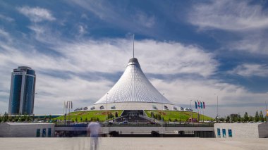 Kazakistan, Nur-Sultan 'da Khan Shatyr zaman atlaması. Khan Shatyr Kazakistan Cumhuriyeti 'nin başkenti Astana' da yer almaktadır. Şehir sakinleri yürüyor ve dinleniyor..