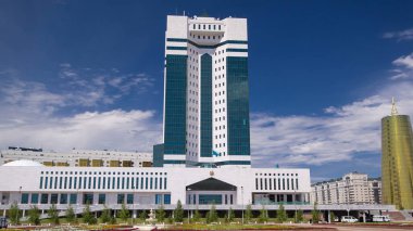 Kazakistan Cumhuriyeti Parlamentosu, Nur-Sultan şehrinin yakınlarındaki çiçek tarhında hızlandırılmış zaman aşımına uğradı.