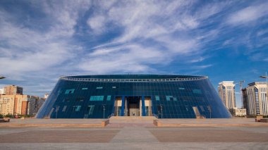 Kazak Ulusal Sanat Üniversitesi zaman aşımına uğradı. Nur-Sultan şehri, Kazakistan. Yazın mavi bulutlu gökyüzü
