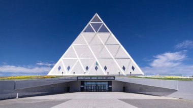 Barış ve Uzlaşma Sarayı 'nın girişi zaman aşımına uğruyor. Park ve çeşmeler de yakında. Kazakistan, Nur-Sultan şehri