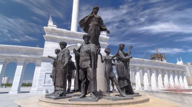 Kazakistan 'ın başkenti Astana' daki Independence Meydanı 'ndaki Kazak Eli Anıtı' nın zaman atlaması görüntüsü. İnsanların heykellerine yakından bakın. Yaz günü mavi bulutlu bir gökyüzü. Nur-Sultan şehri