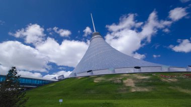 Khan Shatyr Nur-Sultan şehrinde hızlandırılmış zaman aşımı. Khan Shatyr Kazakistan Cumhuriyeti 'nin başkenti Astana' da yer almaktadır. Şehir sakinleri yürüyor ve dinleniyor..