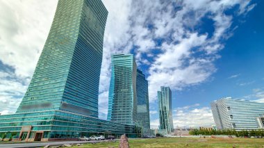 Nurzhol Bulvarı zaman kavşağı hiperhız. Modern yeni ofis binası yakınlarındaki atlar cumhuriyetin başkentindedir. Nur-Sultan şehri, Kazakistan.