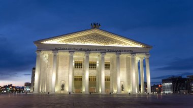 Devlet operası ve bale tiyatrosu zaman atlaması gün batımından sonra. Astana 'nın simgesi, mermer bina. Gece aydınlatması. Nur-Sultan şehri, Kazakistan.