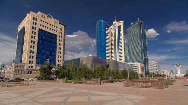 Nurzhol Bulvarı zaman kavşağı hiperhız. Modern yeni ofis binasının kuleleri Cumhuriyetin başkentinde yer almaktadır. Nur-Sultan şehri, Kazakistan