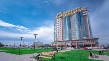 Atyrau City, Kazakistan 'daki Modern Konut Binalarının Zaman Hızı. Güneşli Bir Gün, Mavi Bulutlu Gökyüzü Altında Gölgelerin Neşeli Dansını Yapıyor.
