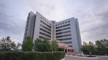 Atyrau, Kazakistan 'daki Modern Ofis Binaları' nın Zaman Hızı. Güneşli Gün Işığı, Mavi Bulutlu Tuval 'a Karşı Şehir Skyline' ını Aydınlatıyor.