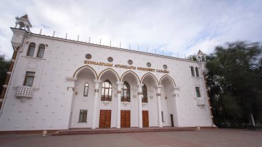 Atyrau City, Kazakistan 'daki Tarihi Binanın Zaman Hızı. Mavi Bulutlu Gökyüzü Sembolik Mimari Mücevherin Sonsuz Zarafetini Çerçeveledi