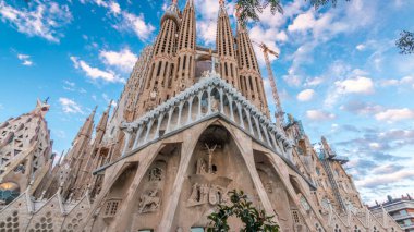 Sagrada Familia Timelapse Hyperlapse, Barcelona, İspanya 'da. Büyüleyici Sonbahar Sahnesi, Yeşil Ağaçlarla süslenmiş Mavi Bulutlu Gökyüzüne karşı
