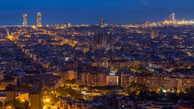 Barcelona Uyanışı: İspanya 'nın Gündüz Zamanlama Panoraması Canlı Şehir Manzarası. Carmel 'in Bunkers of Carmel' inden, Aerial Top View Frames Sagrada Familia Katedrali 'nden, Şehir Işıkları azar azar azalıyor.