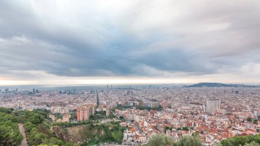 İspanya 'daki Carmel Bunkers' tan Barcelona Sunrise Timelapse Panorama. Hava Üst Görünümü, Bulutlar Işık Işıklarını Açığa Çıkartıyor, Şehrin Üzerinde Canlı ve Renkli Bir Gökyüzü Boyuyor