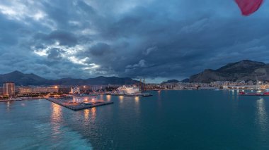 Gün batımından sonra açık denizde seyreden dalgalı ve limanlı deniz manzarası. Palermo kıyısı, İtalya