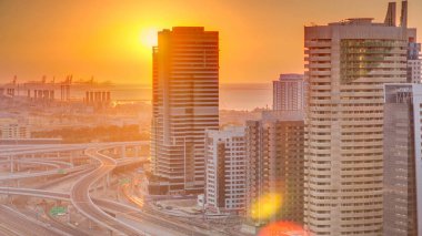 Dubai Marina, Dubai Hava timelapse, Birleşik Arap Emirlikleri renkli gün batımı ile. Yolda trafik ile Jlt üzerinden üstten görünüm