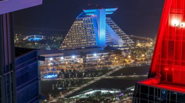 Doha West Bay manzaralı otel parkı gece zaman çizelgesi, Doha, Katar, Orta Doğu. Havadan görünüşlü. Yolda trafik vardı.