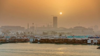 Geleneksel ahşap Dhow balıkçı tekneleriyle Doha Körfezi 'nde gün batımı. Corniche, Doha, Katar ile müzeden görüntü