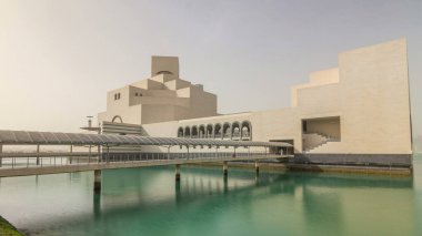 Katar 'ın İslami Sanatlar Müzesi Doha Corniche' nin yanındaki insan yapımı adasında zaman aşımına uğradı.
