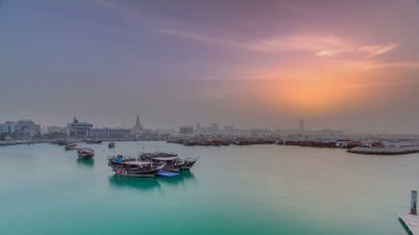 Geleneksel ahşap Dhow balıkçı tekneleriyle Doha Körfezi 'nde gün batımı. Corniche, Doha, Katar ile müzeden görüntü