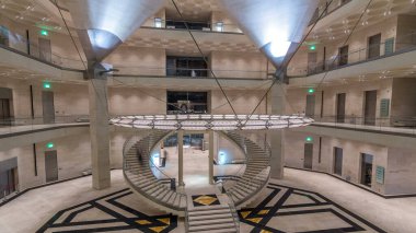 İkonik İslam Sanatları Müzesi 'nin zaman ayarlı hiperhızlandırılmış görüntüsü. Kayıp vakası Doha Corniche 'deki yapay bir yarımadada..