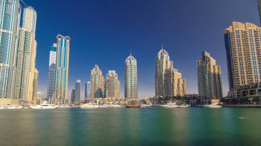 Dubai Marina 'nın en yüksek gökdelenleri, konut kuleleri ve tekneleri, limandaki yatlar Dubai' de zaman atlamaları, Birleşik Arap Emirlikleri