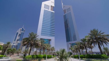 O zamanlar Emirates İkiz Kuleleri 'nde palmiyeler, Dubai zaman atlamaları. Palmiyeleri ve yolu olan ünlü gökdelenler