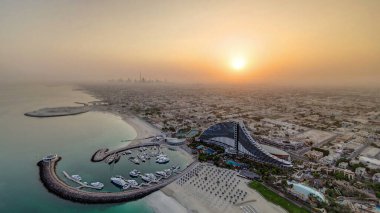 Gün doğumu zamanı. Sabahları helikopter pistinden uçurtma sahili manzaralı, Dubai silueti manzaralı, BAE