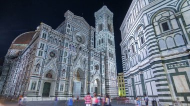 İtalya 'daki Floransa katedrali (Duomo) olan Basilica di Santa Maria del Fiore' un gece zaman atlaması hiperhızının ön görüntüsü. Akşam aydınlatması. Çan kulesi ve kubbe