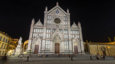 Floransa 'da Santa Croce Meydanı' nda gece vakti yürüyen turistler, Basilica di Santa Croce (Kutsal Haç Bazilikası) ile son sürat gidiyorlar. Kilise ünlü İtalyanların gömüldüğü yerdir..